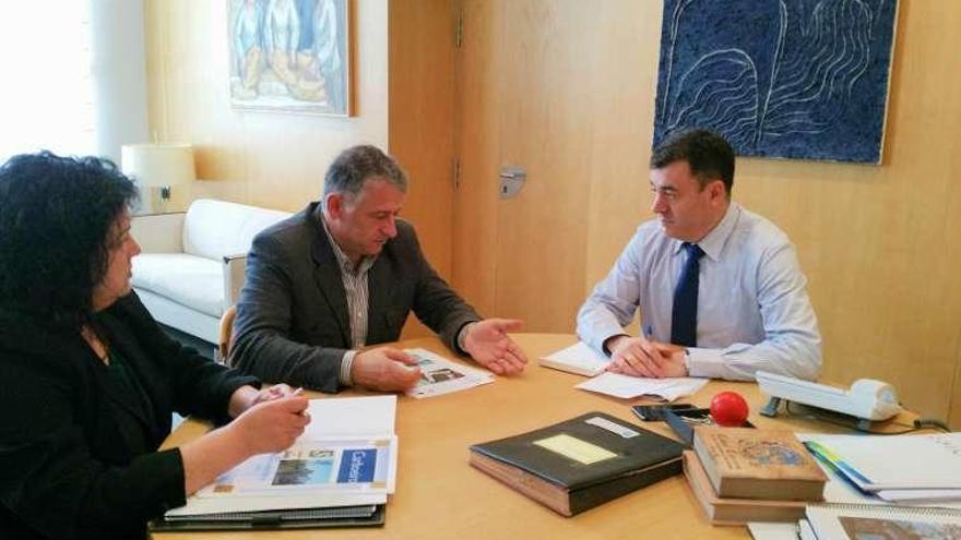 Román Rodríguez, con Manuel Cuiña y Pilar Peón.