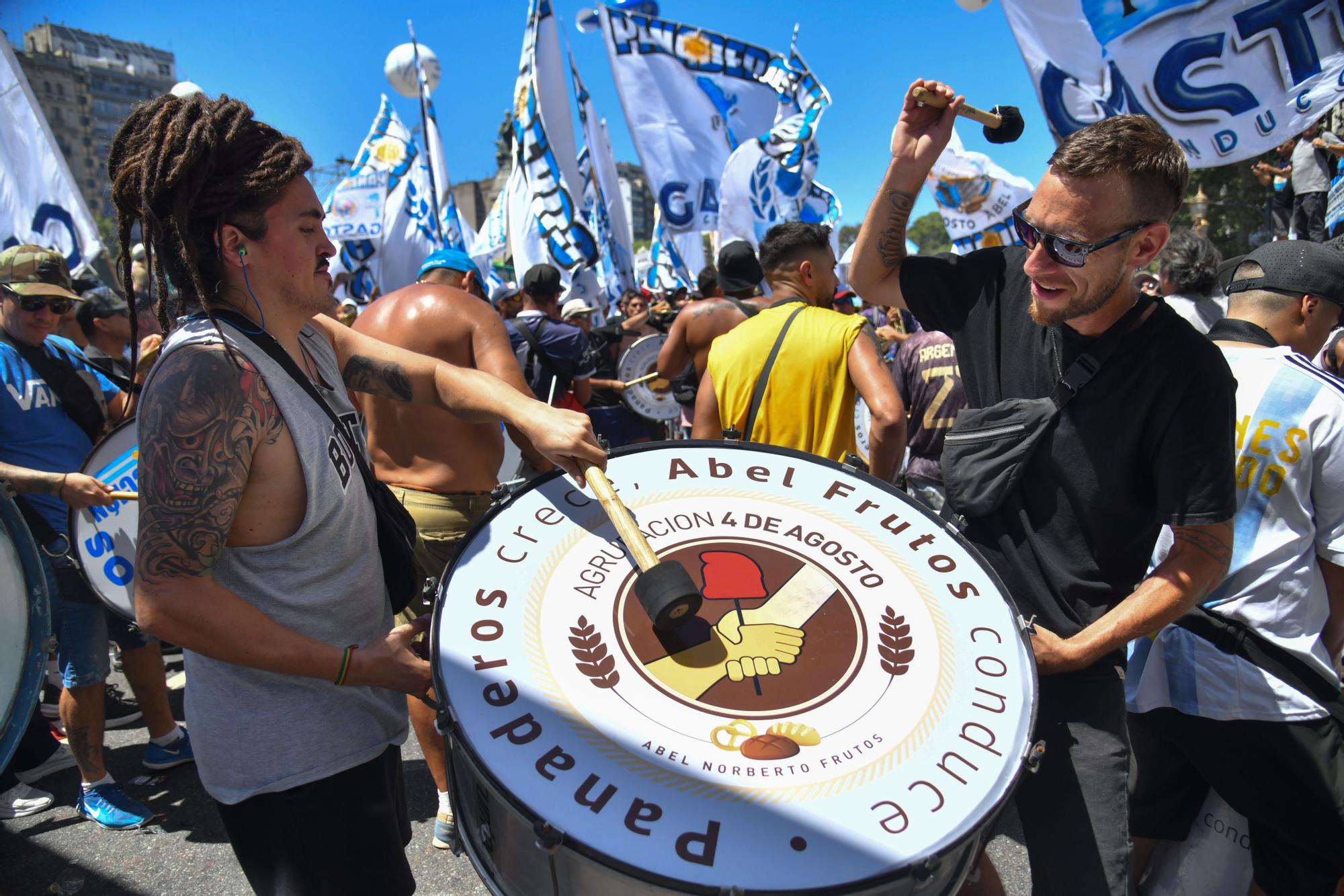 Sindicatos argentinos "seguirán la lucha" para que caigan reformas planteadas por Milei