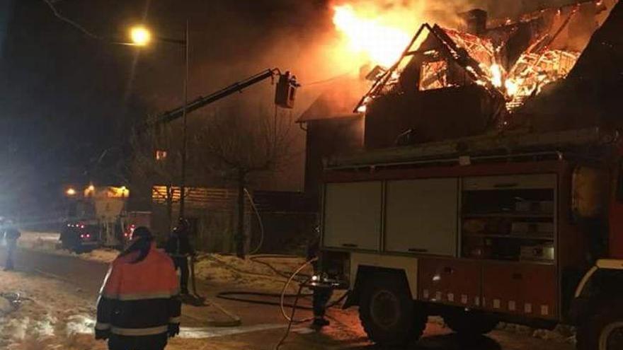 Tres bomberos heridos en un incendio en Benasque