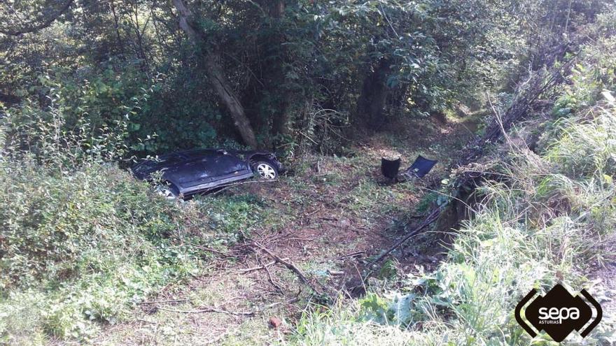 Dos personas heridas tras caer por un talud con su coche en Pravia