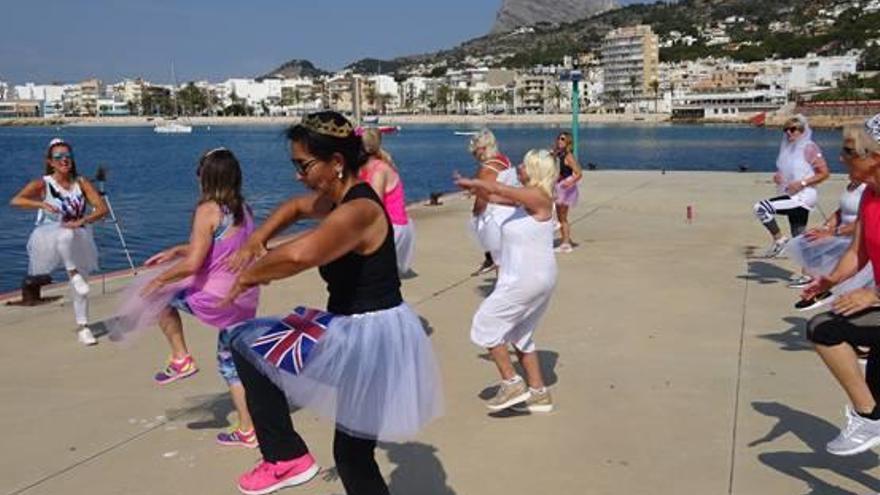 Los británicos de Xàbia festejan con zumba la boda real