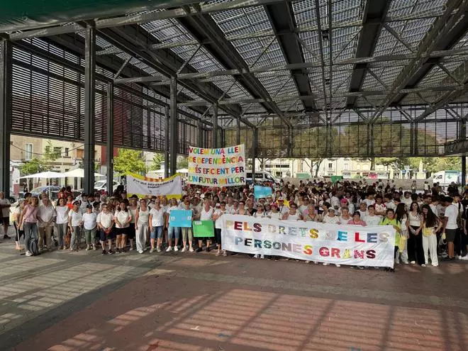 Les imatges de la caminada pels drets de les persones grans a l'Alt Empordà 2025