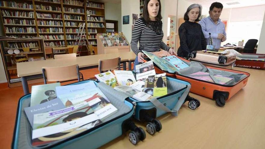 Peña, Santórum y Grande con las maletas que se podrán recoger en las bibliotecas. // Bernabé/Javier Lalín