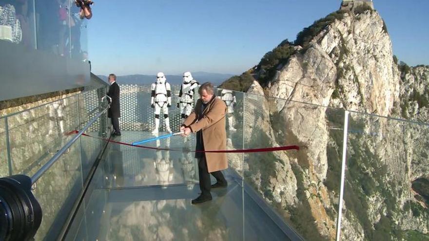 El vidrio aragonés de Ariño Duglass ya luce en el mirador de Gibraltar inaugurado por Luke Skywalker