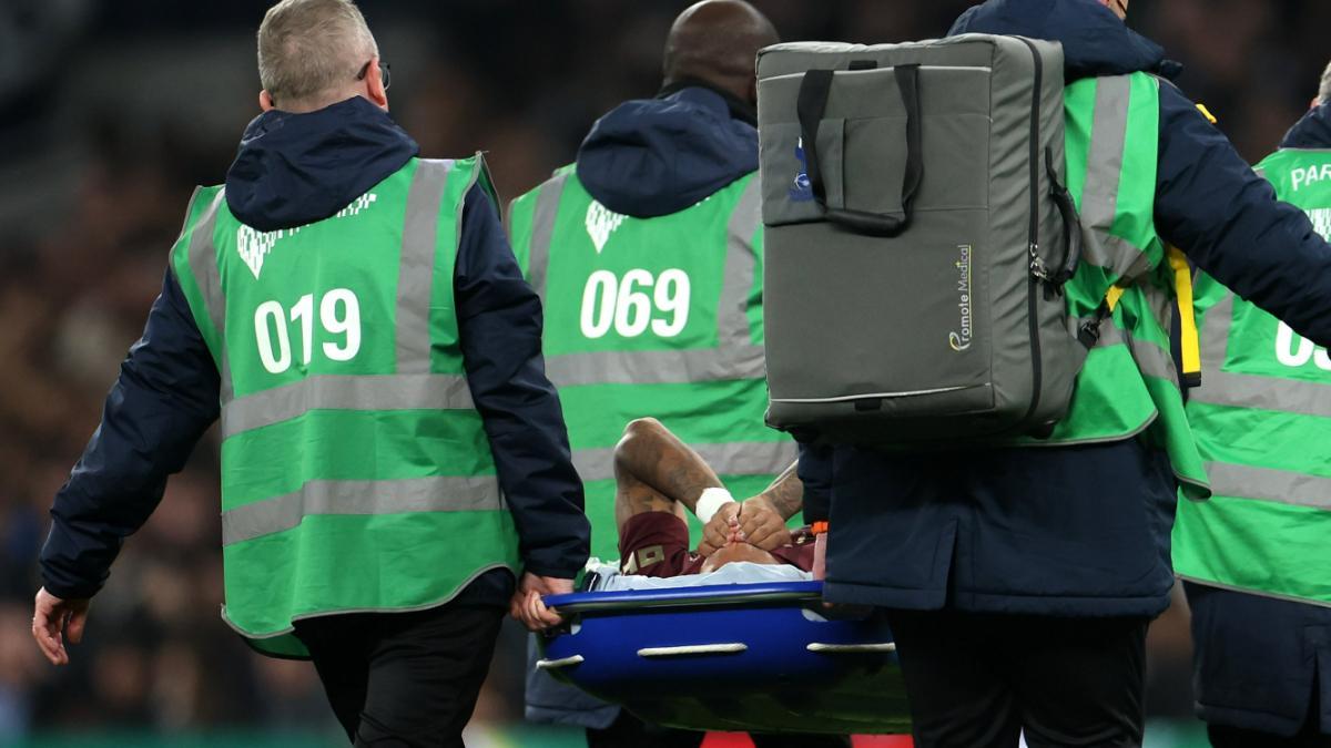 Savinho se retiró del césped en camilla