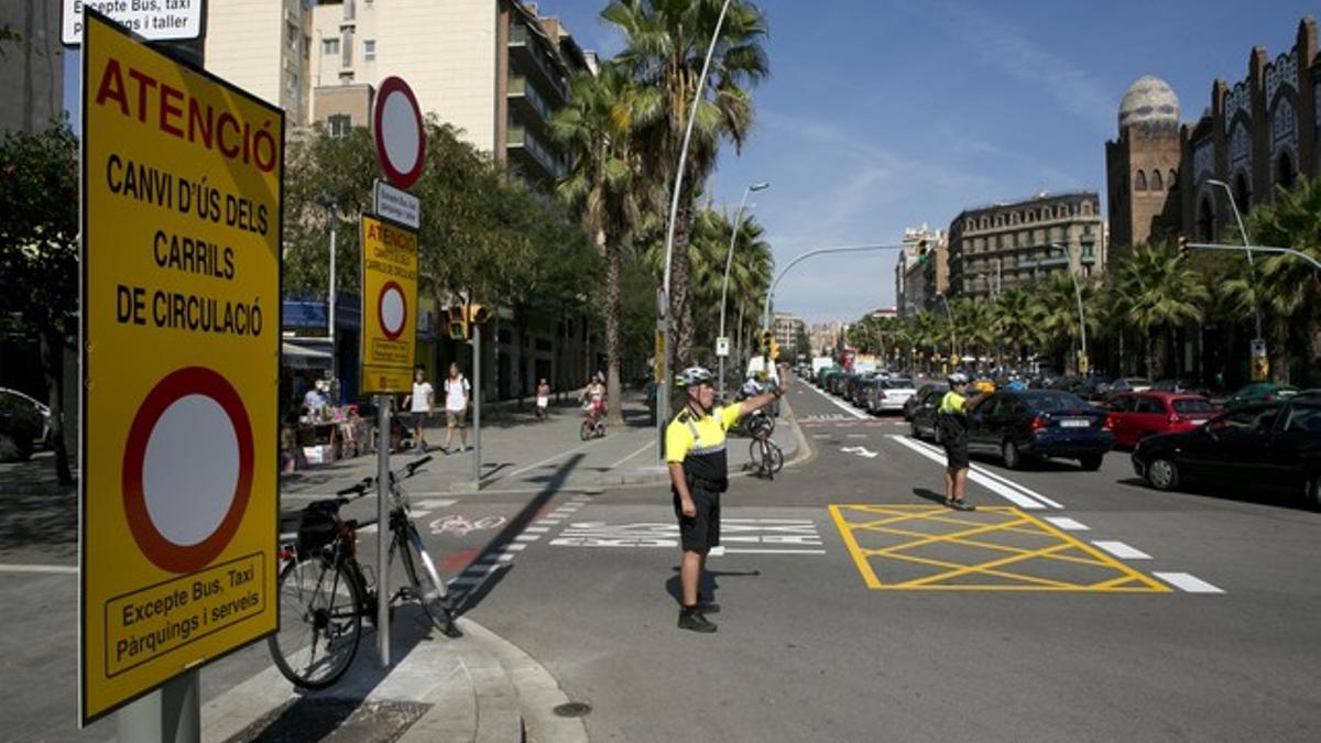 Dos agentes obligan a girar por Marina, donde hay un nuevo carril bus-taxi, este martes.