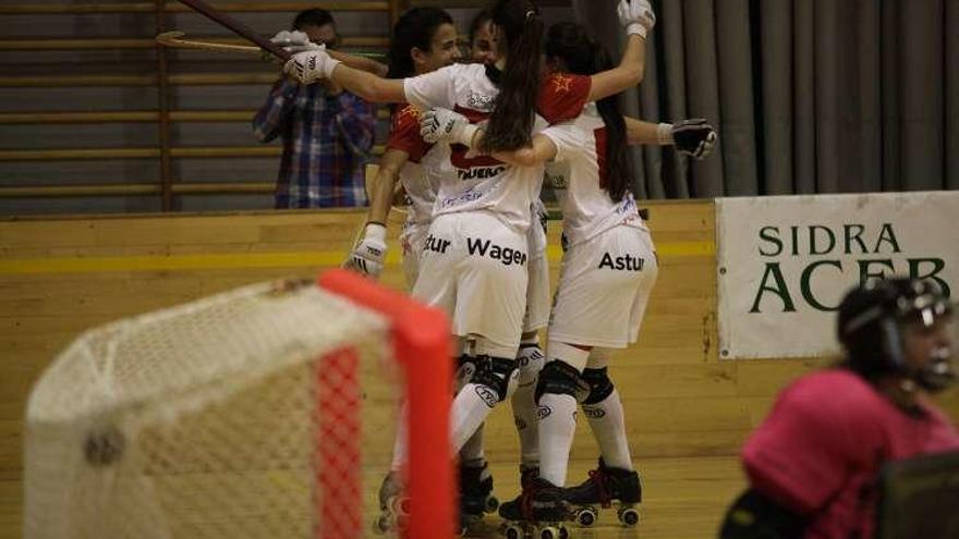 Las jugadoras del Hostelcur se abrazan tras uno de los goles.