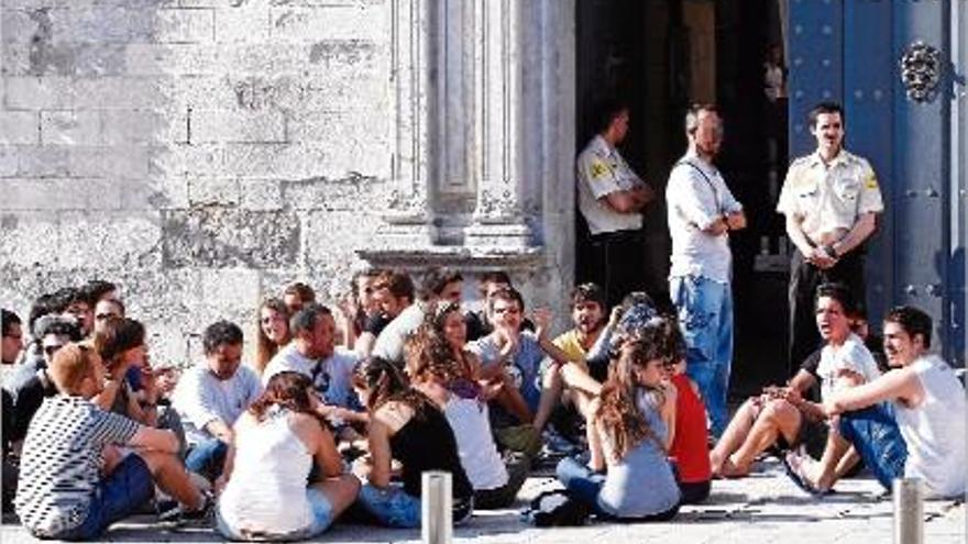 Estudiants de la UdG protesten a les portes de la Generalitat, dijous de la setmana passada.