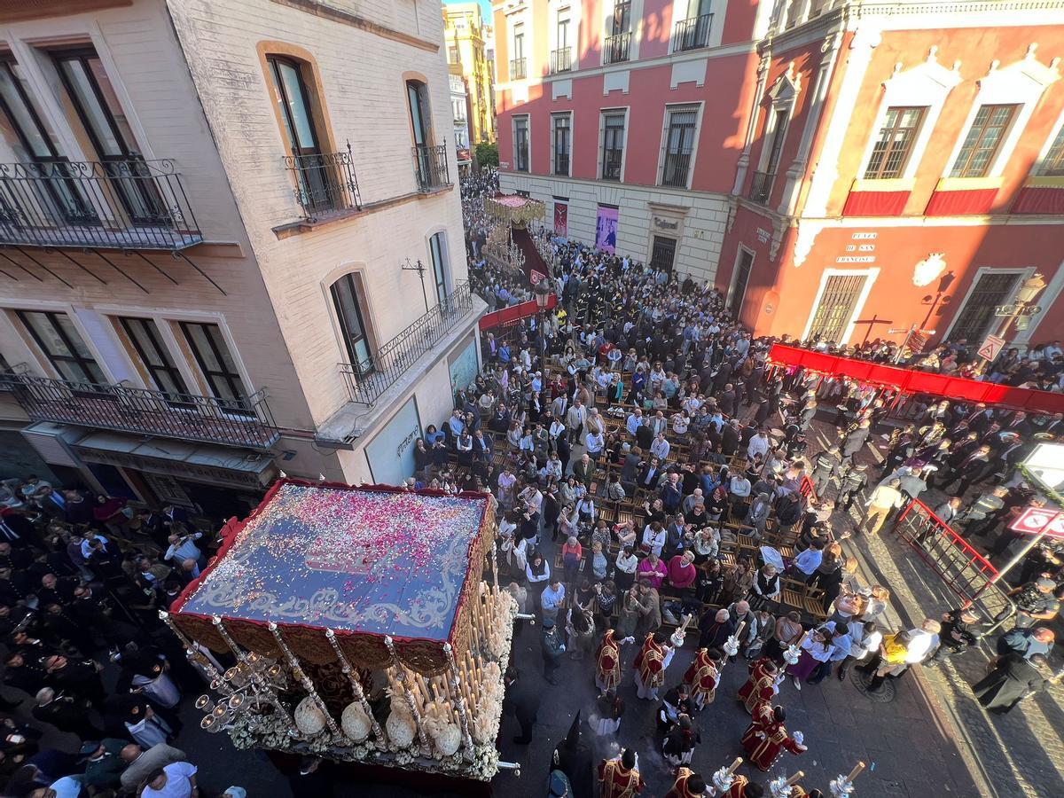 Los palios de las hermandades de San Pablo y Santa Genoveva en la plaza de San Francisco