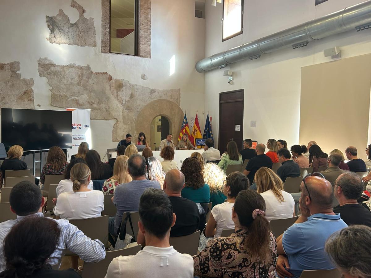 Funcionarios en el curso de formación en IA.