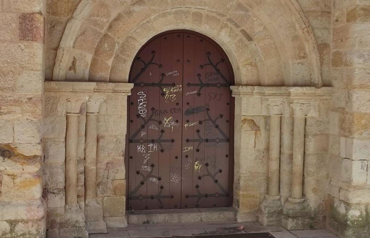 La puerta norte de San Esteban repintada