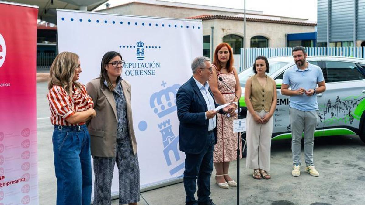 Luis Menor con representantes de AJE y Movify durnate la presentación del proyecto de movilidad. A la derecha uno de los coches