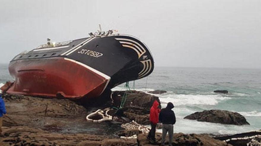 Imagen del barco tras quedar embarrancado.