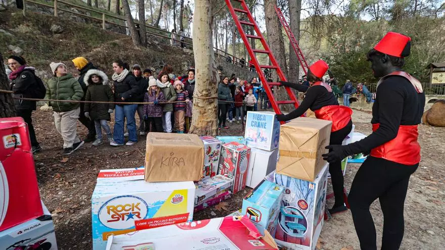Los Reyes Magos montan su campamento en Alcoy para preparar la Cabalgata