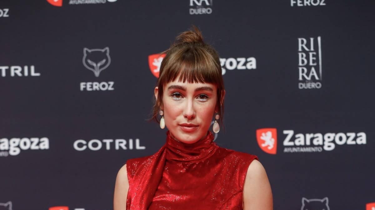 El look charlestón de Almudena Amor, nominada a actriz revelación de película, en los Premios Feroz 2022