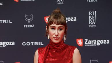 El look charlestón de Almudena Amor (con guantes y maquillaje fantasía) en los Premios Feroz 2022