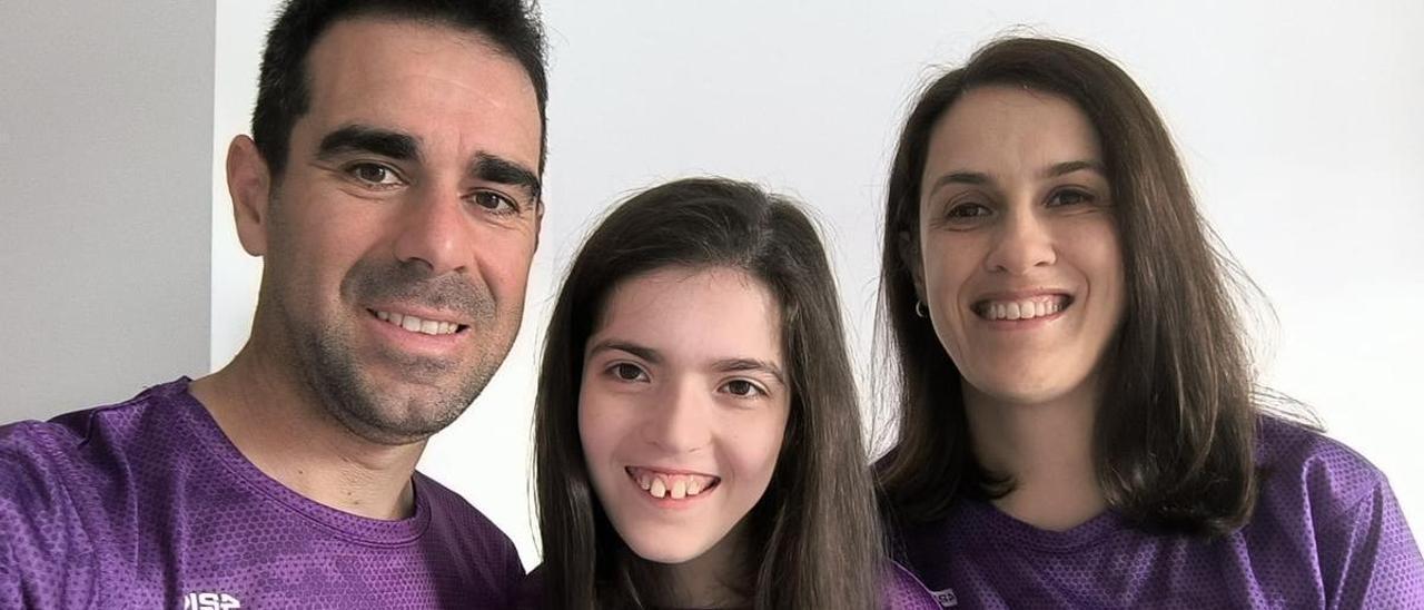 Marina, de Plasencia y con síndrome de Dravet, con sus padres.