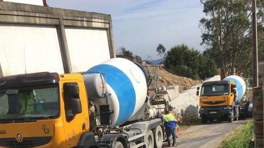 Los camiones depositando hormigón en la nave, ayer. // Muñiz