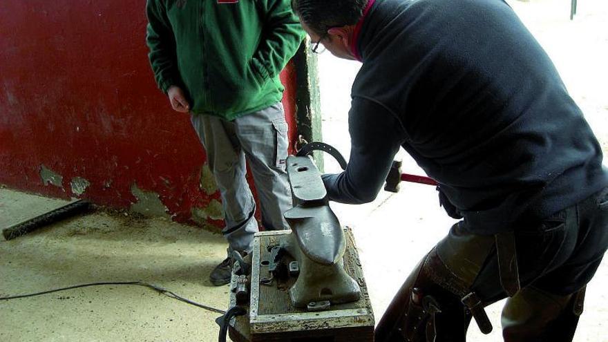 Trabajo del metal en un taller cordobés.