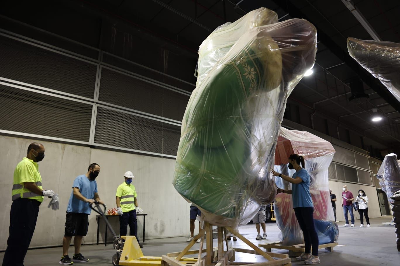 La primera falla sale de Feria València camino de la "plantà"