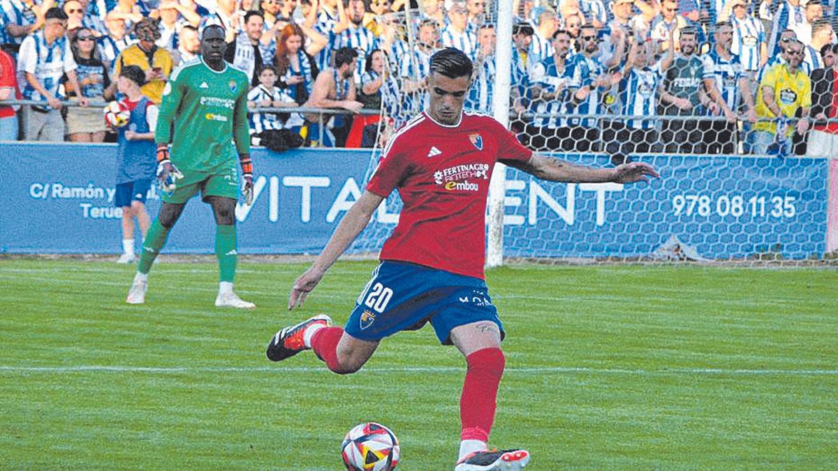 Sierra pone un balón largo en el encuentro ante el Deportivo.