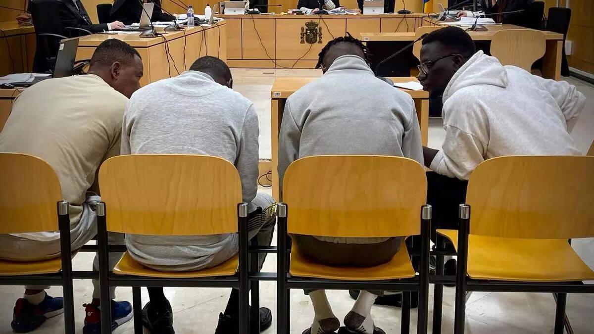 Los tres acusados, junto al traductor (a la derecha), durante la vista oral celebrada en la Audiencia Provincial.
