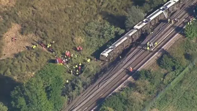 Un tren de pasajeros descarrila en Inglaterra: imágenes aéreas del accidente