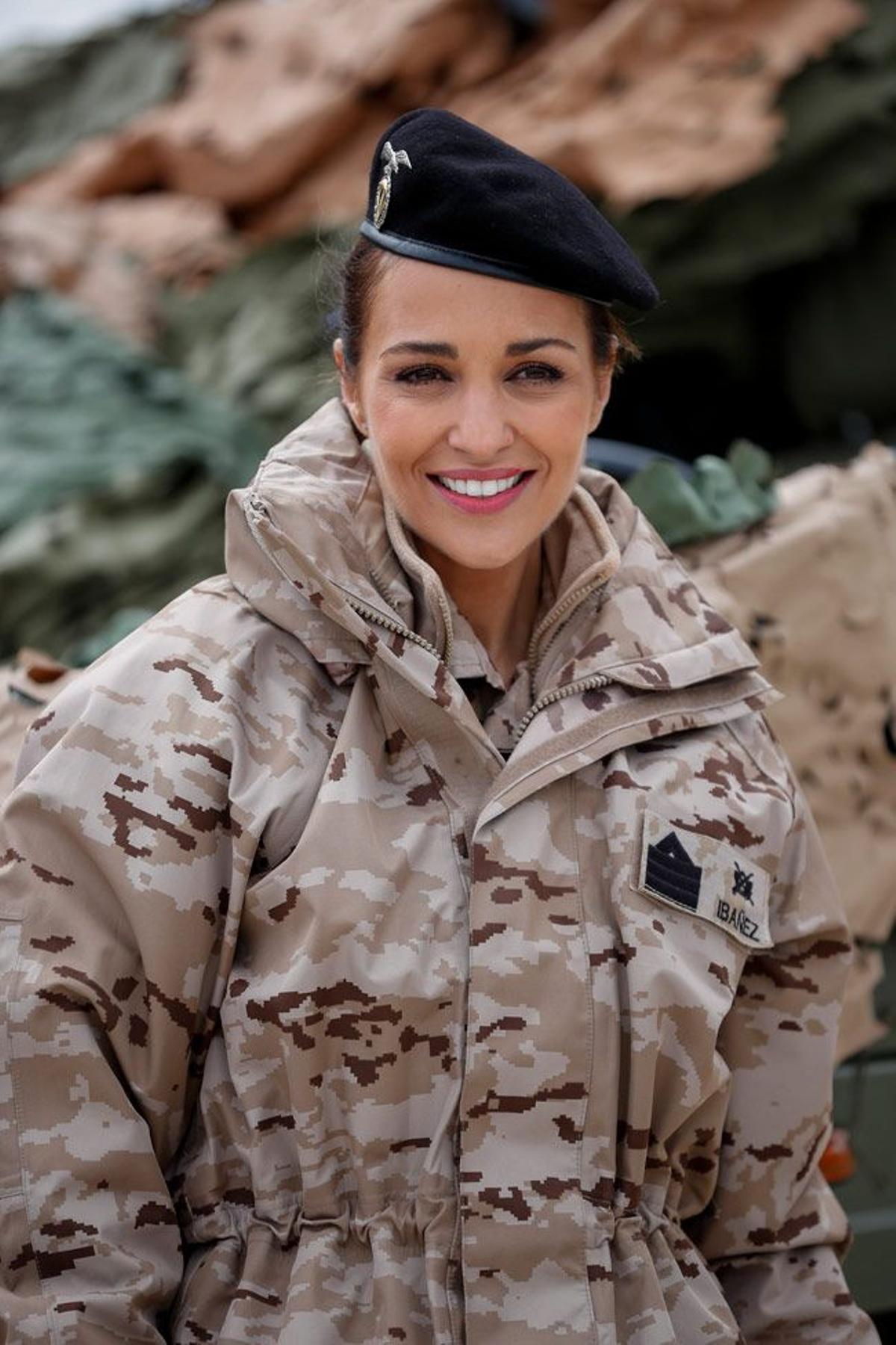 La actriz Paula Echevarría con gorra y abrigo militar para presentar la serie 'Los Nuestros 2'