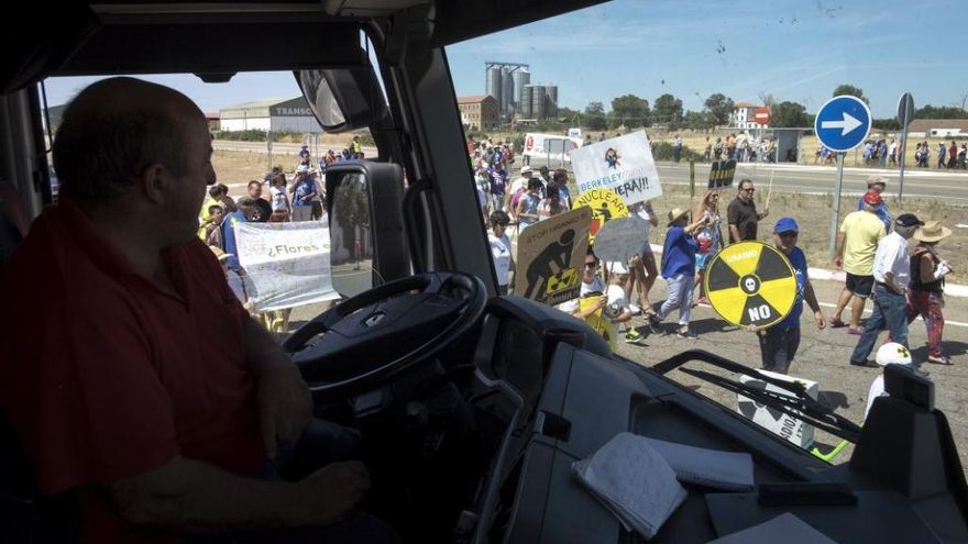 300 vecinos cortan la N-620 para paralizar la mina de uranio en Retortillo