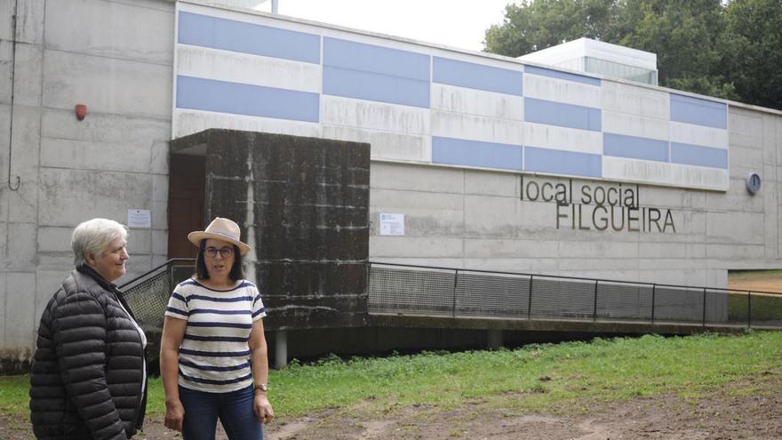 Representantes de las familias, semanas atrás, afectadas delante del edificio. |  // BERNABÉ/JAVIER LALÍN