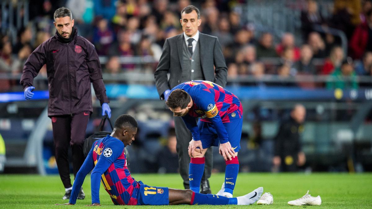 Messi se interesa por Dembélé, lesionado en el partido frente al Borussia Dortmund.