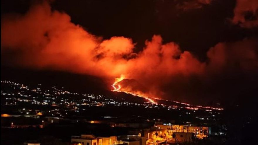 Fuerte actividad estromboliana en el cono secundario del volcán