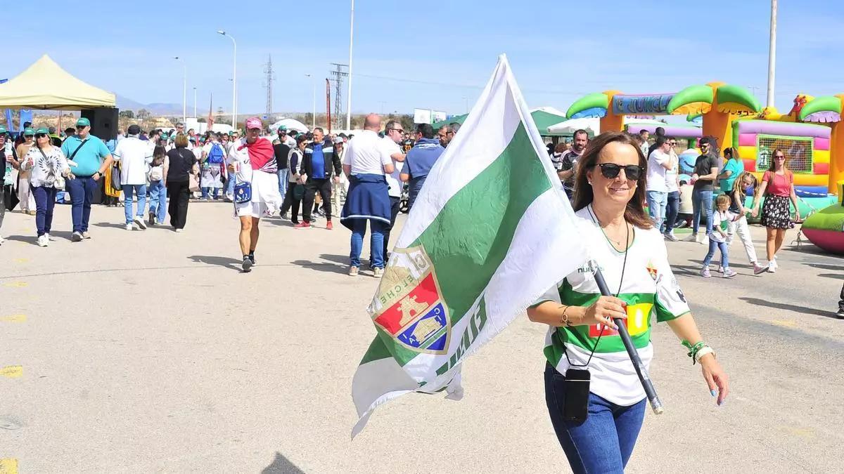 Una aficionada del Elche, con una bandera, en la "FanZone" del "Día de la Afición", que la Federación de Peñas organizó el pasado domingo, antes el partido contra el Albacete.