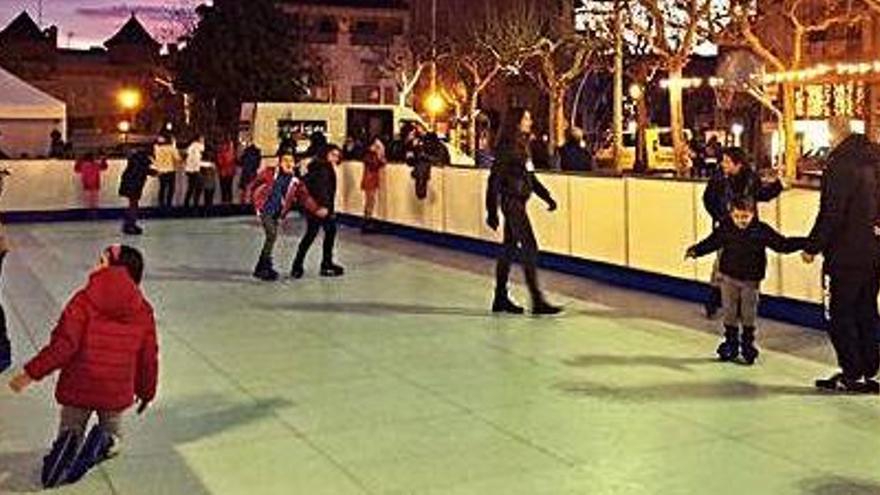 Infants patinant a la pista de gel de la plaça del Camp