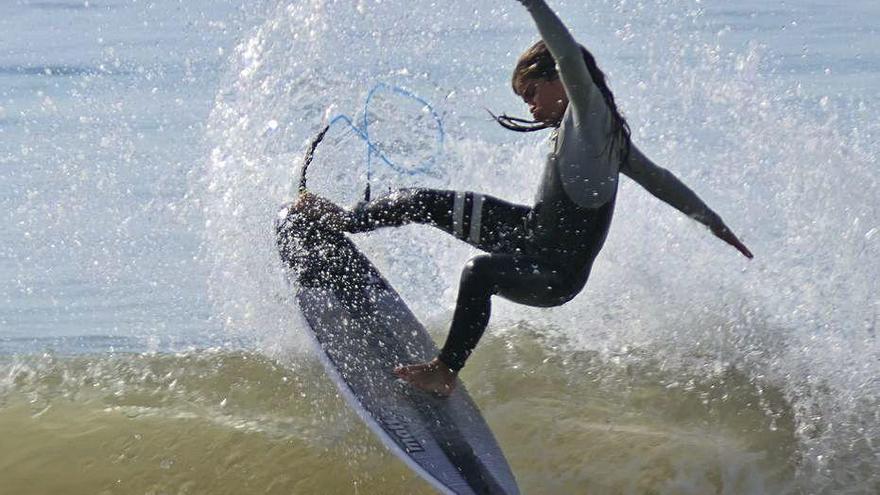 El pequeño surfero en Benalmádena.