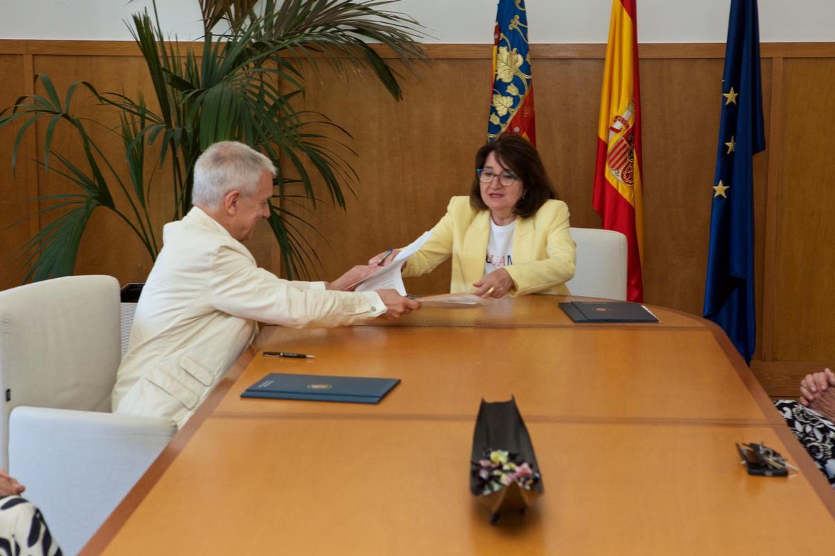 Un momentio de la firma del convenio