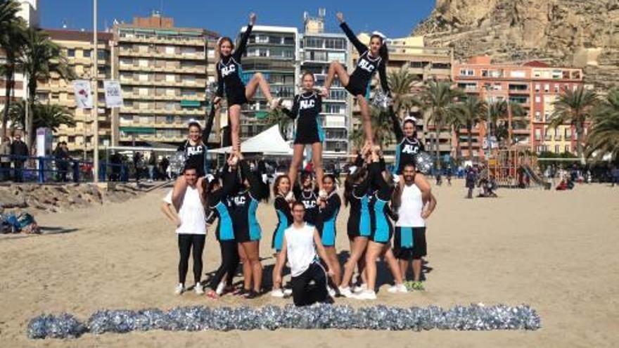 Miembros de ALC Cheer mostrando sus habilidades en la alicantina playa del Postiguet. INFORMACIÓN