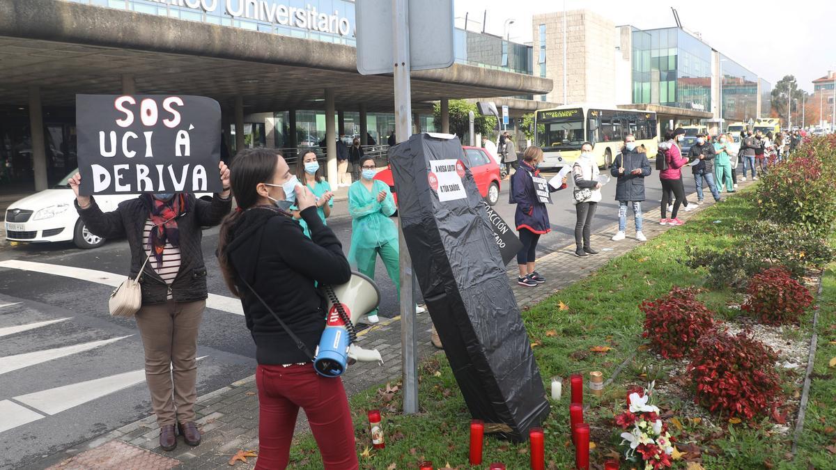 Protesta de los trabajadores de la UCI ante el Hospital Clínico de Santiago.