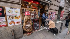 Una charcutería en Gràcia publicita los platos precocinados que vende