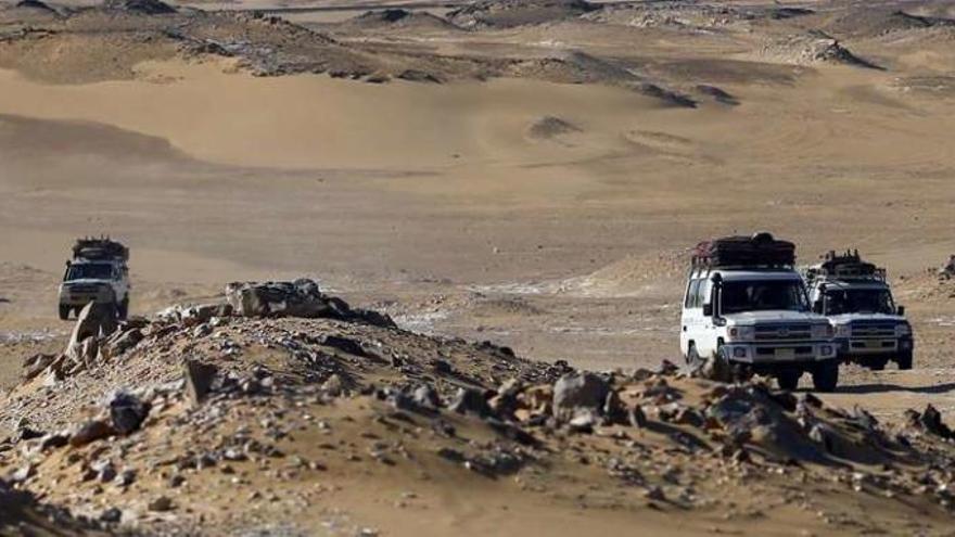 Cuatro todoterrenos cruzan las dunas de arena en el desierto occidental de Egipto.  // Reuters