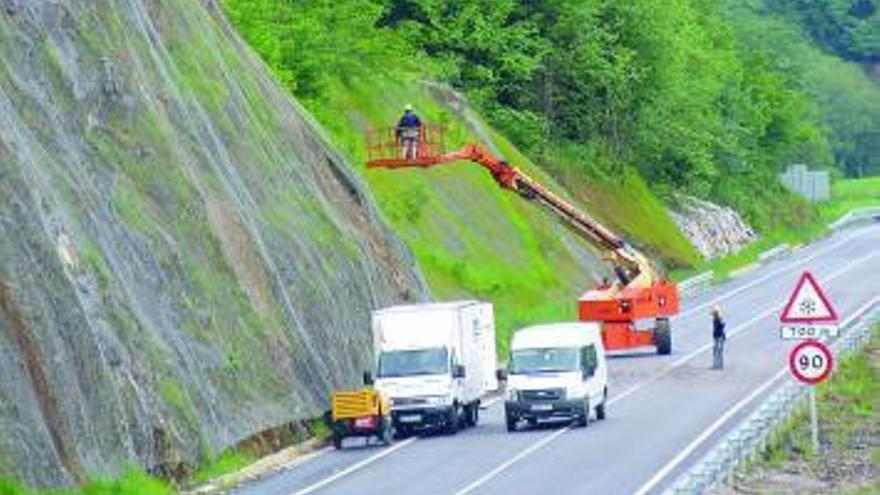 Obras de reforzamiento de los taludes.