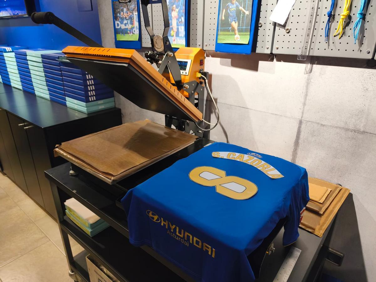 Imagen de una camiseta de Santi Cazorla lista para prensar, en la tienda oficial del equipo