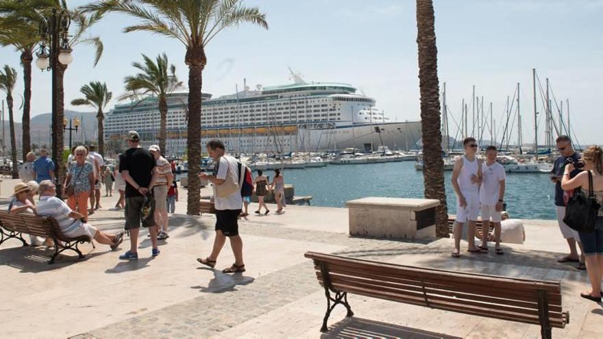 Dos cruceros llenan la ciudad de turistas