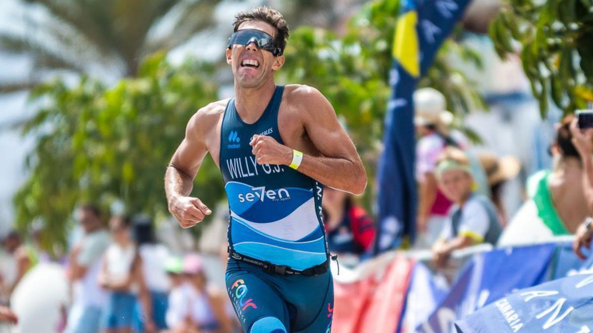 Willy García cruza la meta como campeón del Triatlón de Ciudad de Arrecife. | | LP/DLP