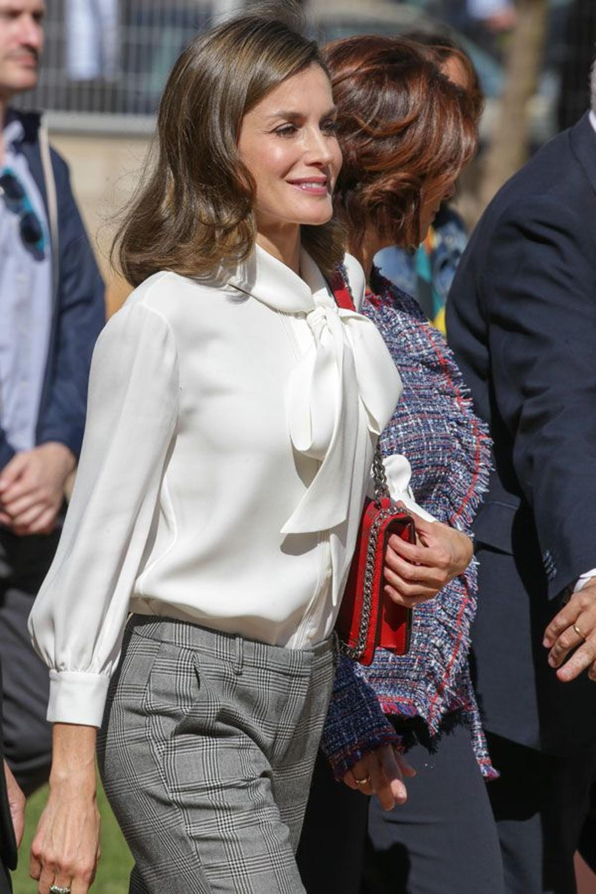 Letizia Ortiz con pantalón y blusa 'pussy bow'