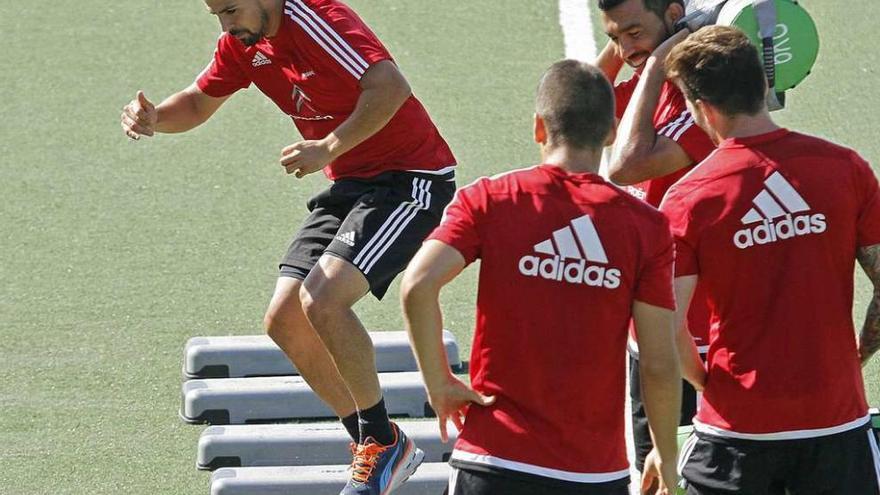 Nolito realiza un ejercicio en A Madroa durante esta pretemporada, junto a Fontás, Cabral y Planas. // Jorge Santomé