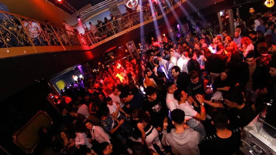 Tres heridas al caerse parte del falso techo de una discoteca en Zaragoza