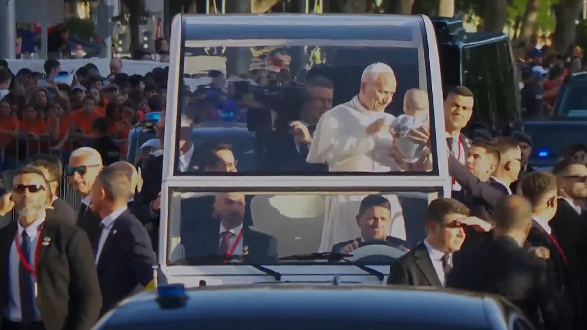 El papa León XIV, durante su trayecto hacia la plaza de Lima.