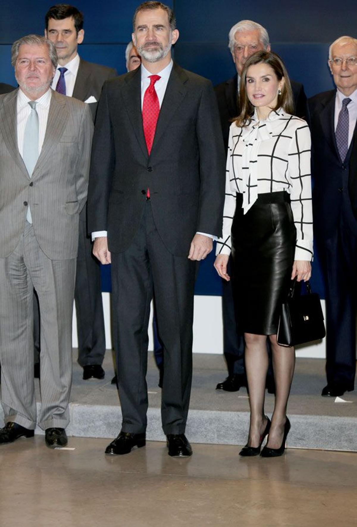 Letizia Ortiz con un conjunto en blanco y negro con falda de cuero