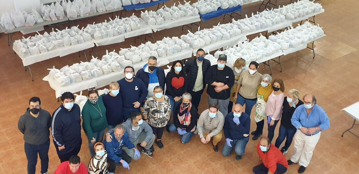 Imagen de los voluntarios que han colaborado en la elaboración de los menús.